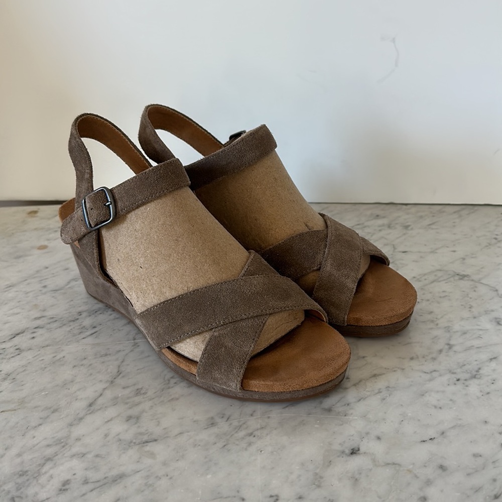 Lucky Brand Kennah cross band wedge taupe suede sandals 39 fits US 8 - Picture 2 of 9